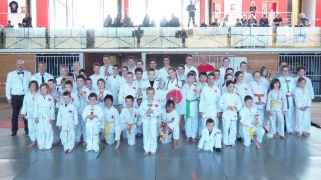 Photos de groupe des enfants pendant le 10ième tournoi de Baccarat