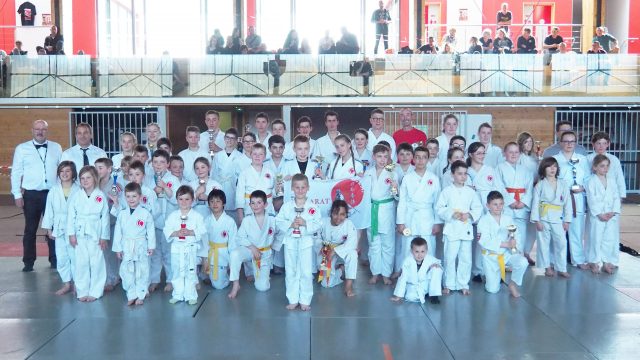 Photos de groupe des enfants pendant le 10ième tournoi de Baccarat