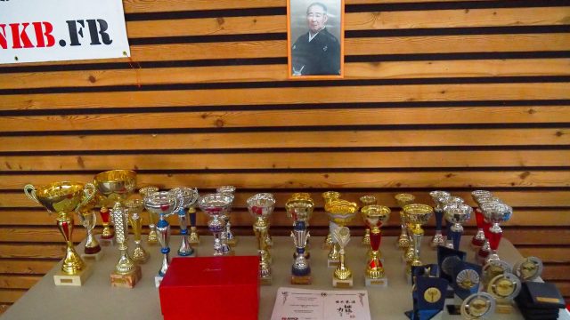 Coupe et diplôme pour les gagnants du 10ième tournoi de Baccarat