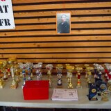 Coupe et diplôme pour les gagnants du 10ième tournoi de Baccarat