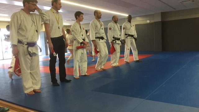 Arbitre suivant le stage de Nippon Kempo